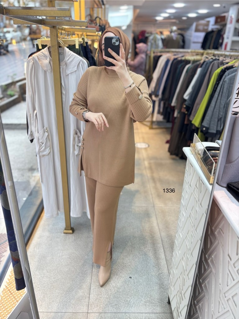 1336 Düğme Detaylı Örme Tirko Takım