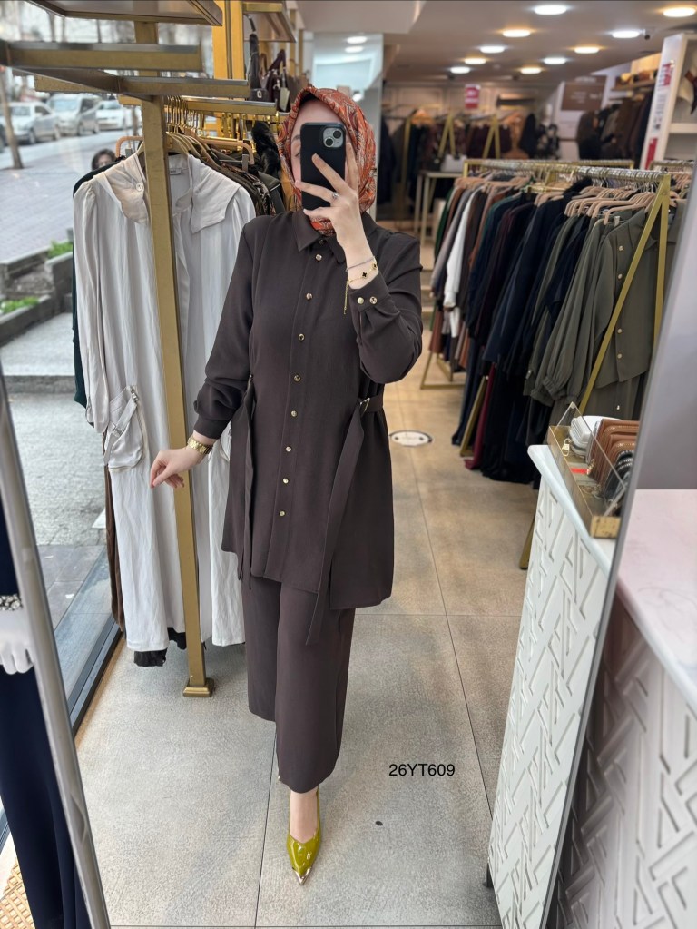 26YT609 Gömlek Yaka Düğmeli Kemerli Takım