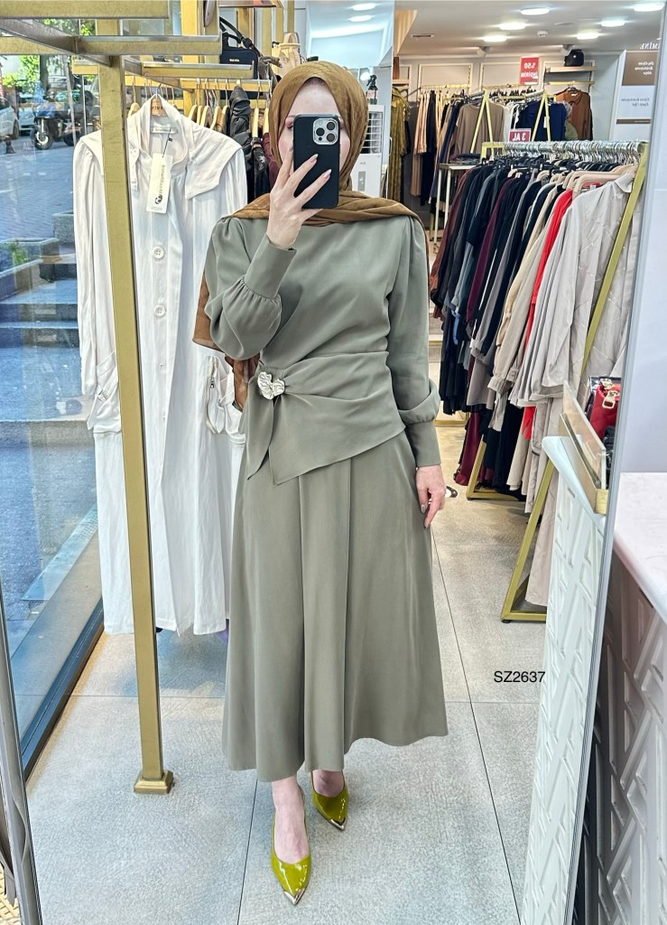 SZ2637 Selma Zaferoğlu Broş Detaylı Takım